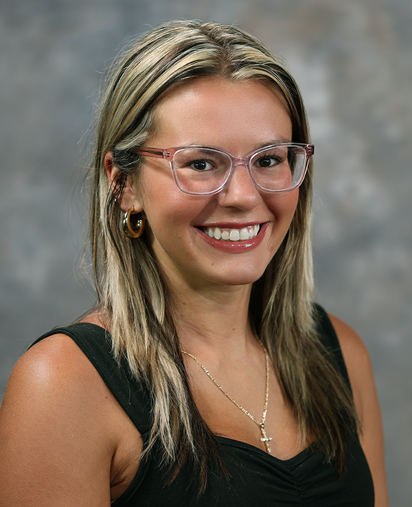 Zoie Stout074A0994 headhsot