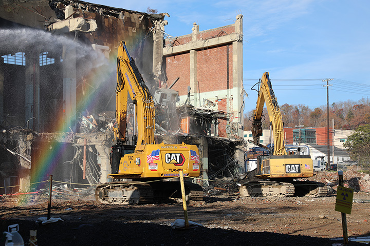 workers using heavy equipment to demolish the high bay at Y-12's Alpha-2 facility